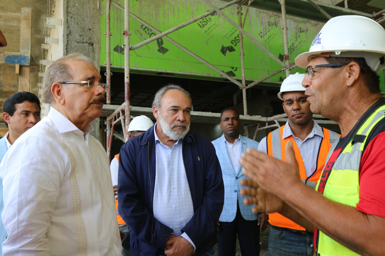 En su Visita Sorpresa 282, el jefe de Estado hizo una primera parada en Santiago, donde supervisó la construcción del Hospital Regional Universitario José María Cabral y Báez.