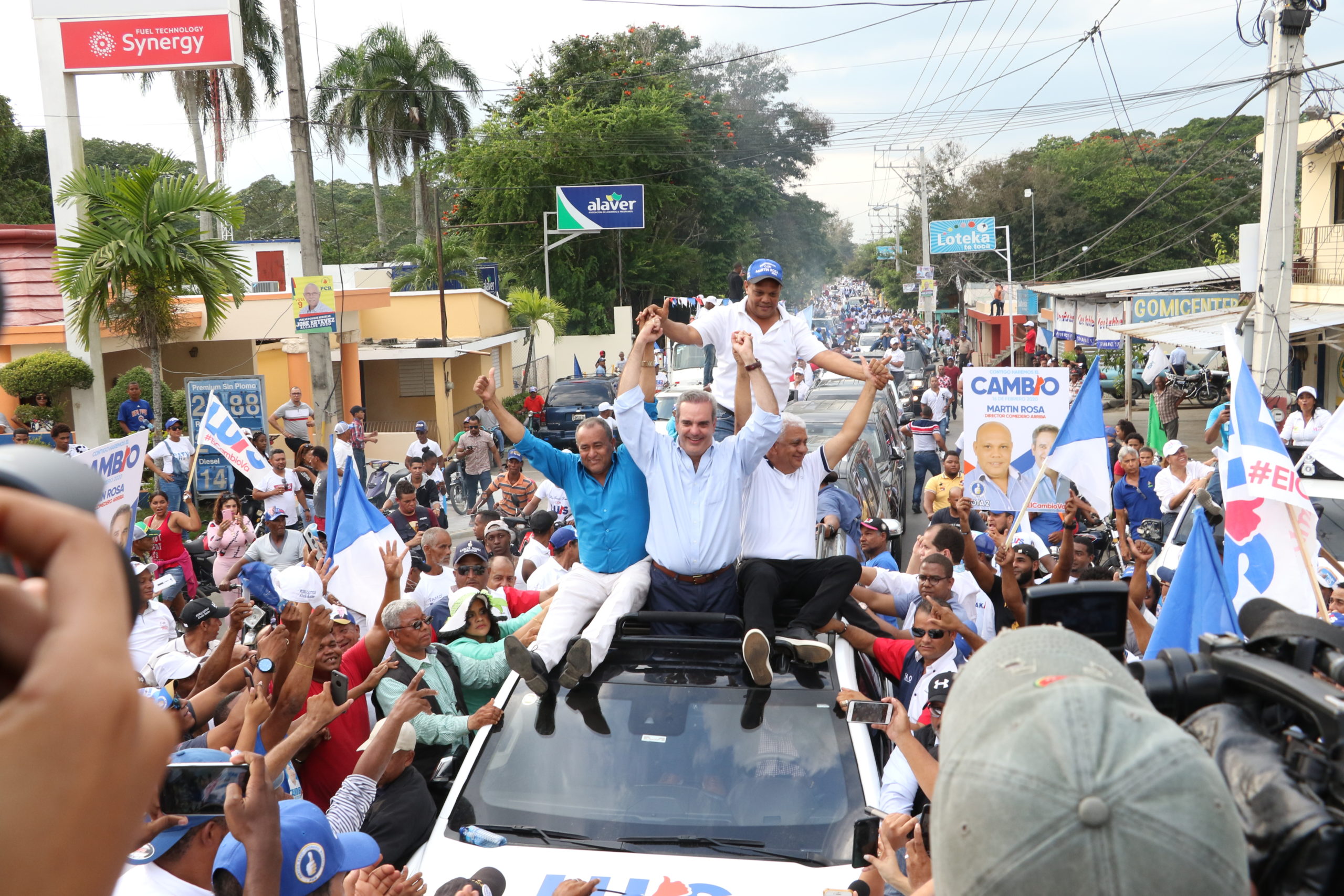 Luis Abinader, entra triunfal a este municipio, junto a candidatos municipales y Ricardo de los Santos, aspirante a senador.