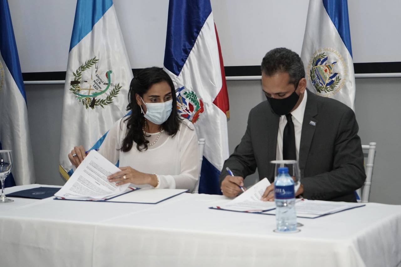 (foto) firma convenido ITLA y PARLACEN