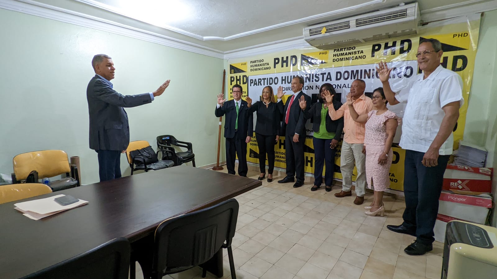 (foto) El presidente del PHD, Ramón Emilio Goris, toma el juramento a los nuevos miembros del Comité Ejecutivo Nacional de esa organización.