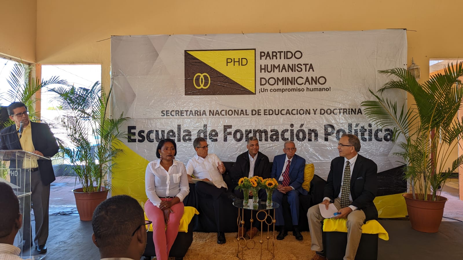 (foto) El presidente del PHD, Ramón Emilio Goris, junto a otros directivos de la organizacion en el acto inaugural de la Escuela de Formación Política en Bani.
