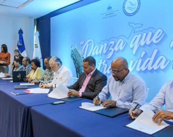 Foto 2. Miembros del comité durante la firma de convenio.