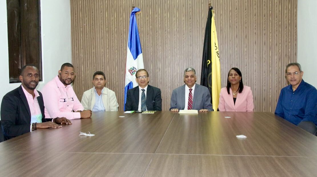 (foto) El presidente del PHD, Ramón Emilio Goris (centro), junto a otros dirigentes de la organización.