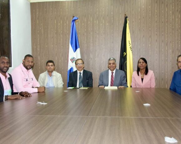 (foto) El presidente del PHD, Ramón Emilio Goris (centro), junto a otros dirigentes de la organización.