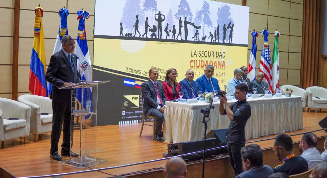 (foto) El presidente del PHD, Ramón Emilio Goris, habla en la inauguracion del foro.