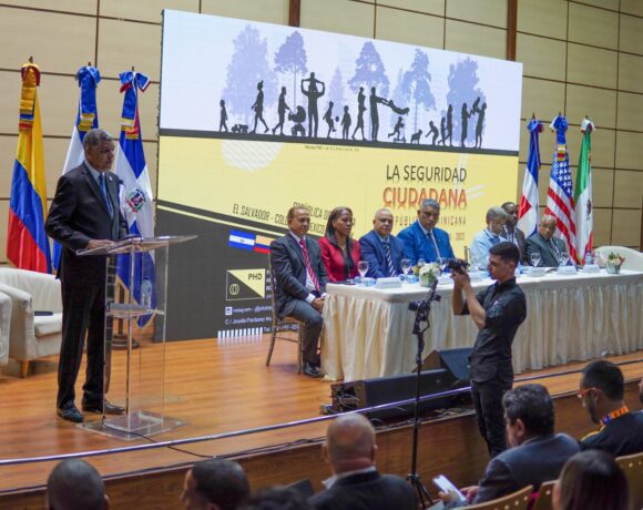 (foto) El presidente del PHD, Ramón Emilio Goris, habla en la inauguracion del foro.