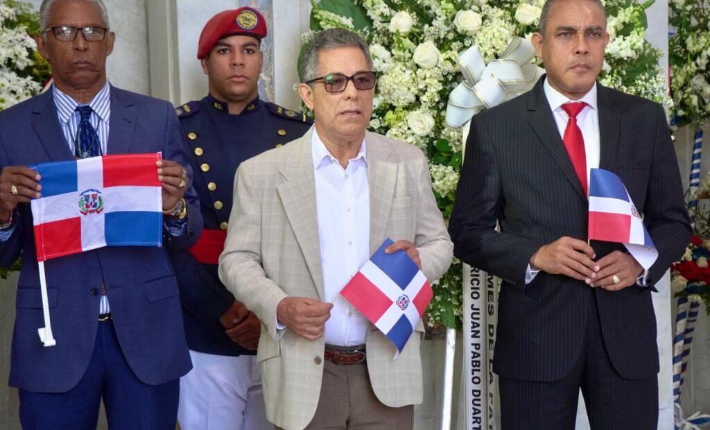 (foto) el director general de la DGDC, Eléxido Paula Liranzo, habla en el Altar de la Patria.