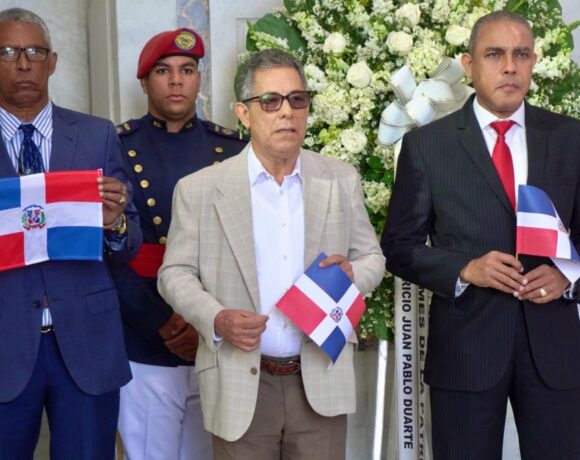 (foto) el director general de la DGDC, Eléxido Paula Liranzo, habla en el Altar de la Patria.