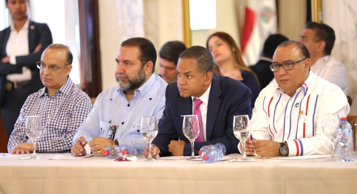 (foto) El presidente del PRSC, Quique Antún, y el senador y primer vicepresidente, Ramon Rogelio Genao, exponen sobre el tema de los incendios forestales.